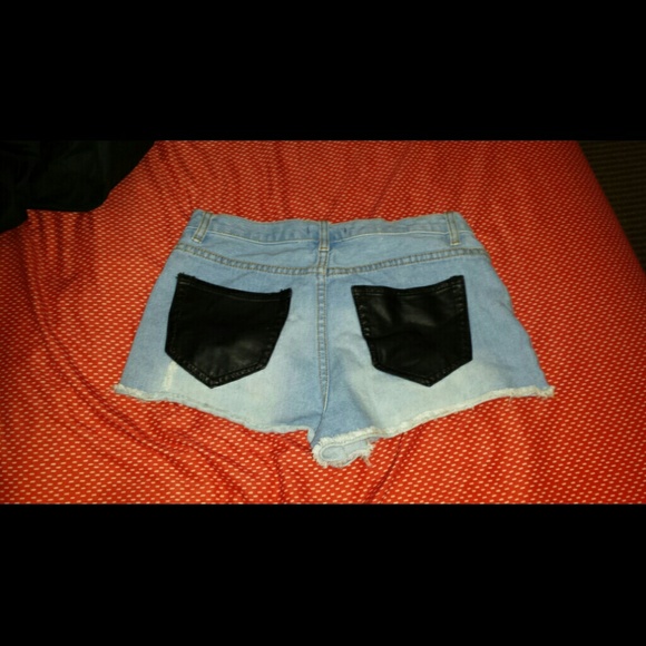 Faded Jean Shorts with leather pockets - Picture 2 of 4