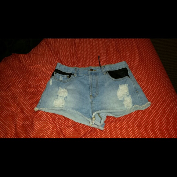 Faded Jean Shorts with leather pockets - Picture 3 of 4