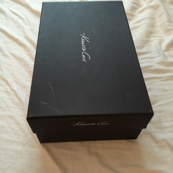 Kenneth Cole black pumps