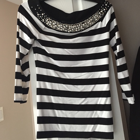 Black house white market blouse-  detailed collar
