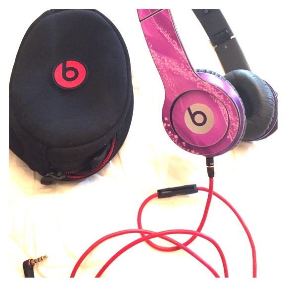 BeatsByDre Solo 1 with Purple wraptorskin detail