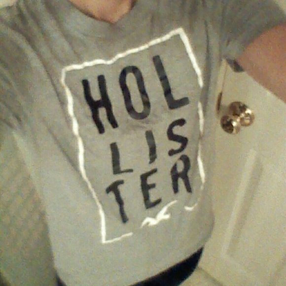 Sm Hollister Gray Tee (Fits like Medium?)
