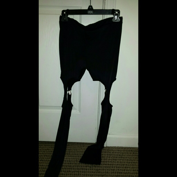 Black Buckle Leggings - Picture 3 of 3