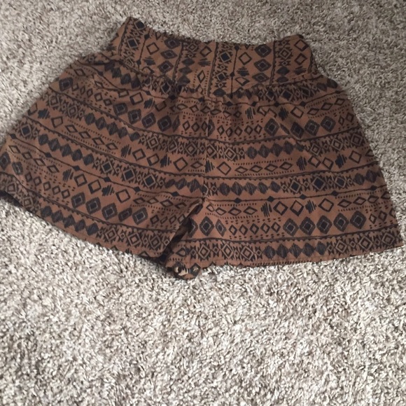 Patterned shorts! - Picture 2 of 3