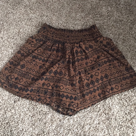 Patterned shorts! - Picture 3 of 3