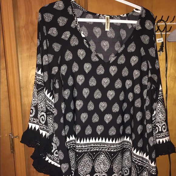 Beautiful 2tee Couture black and white shirt