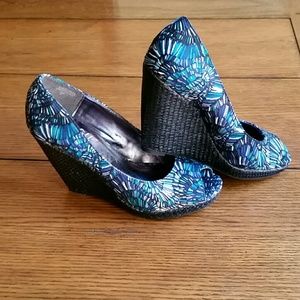 Sam and Libby Monami wedge pump size 8