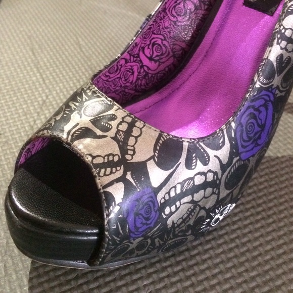Iron Fist Skull Print Peep Toe Pumps