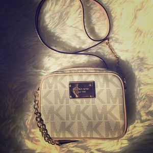 Michael Kors jet set item crossbody