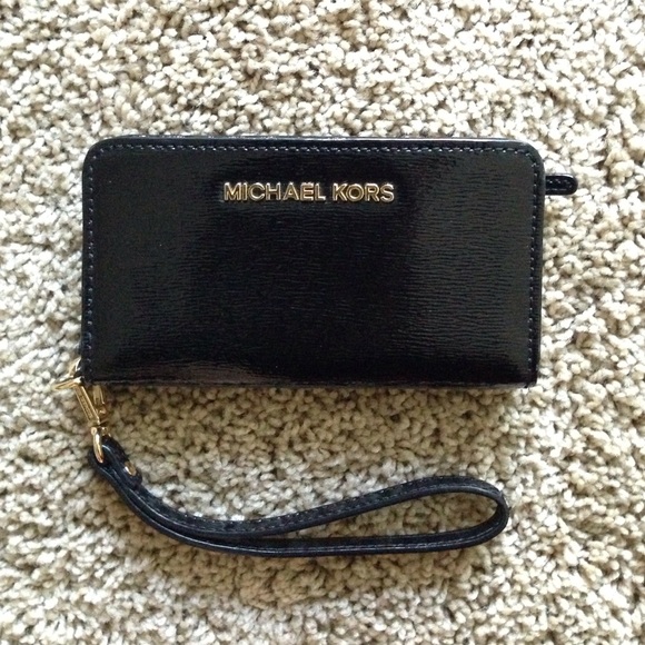 MK Jet Set Travel Snap Tech Wristlet Wallet