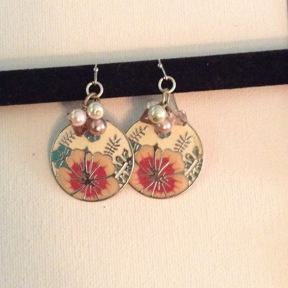 Super cute dangle earrings!!