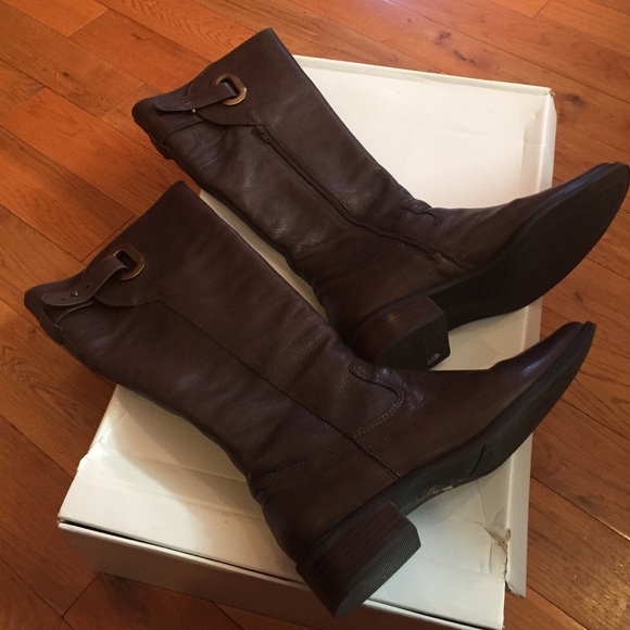 Leather brown riding boots with buckled closer