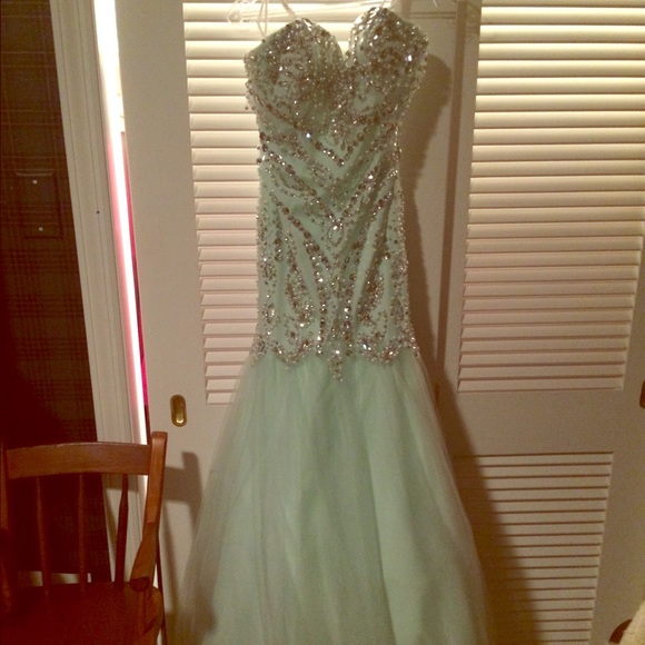 Prom dress fitted to a six.