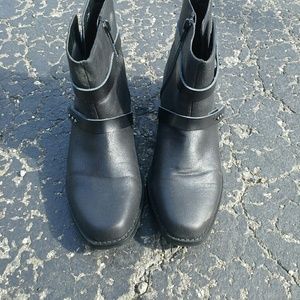 Black moto boots size 8, lighty worn