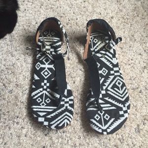 Never worn Toms flip flops.