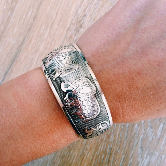 NWOT Boho Silver Engraved Elephant Bangle Bracelet