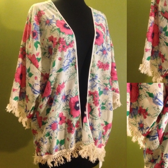NWT Floral Kimono with Fringe - Picture 2 of 4