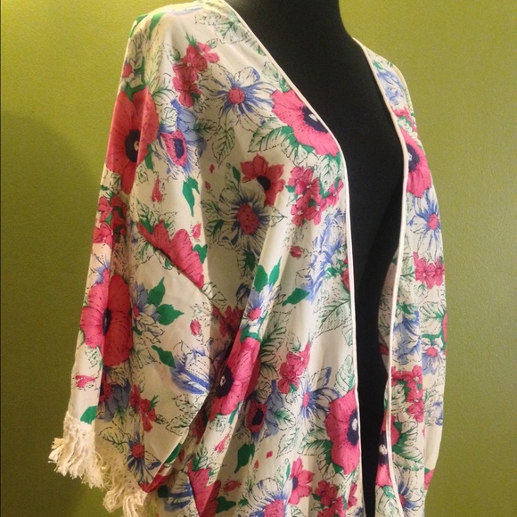 NWT Floral Kimono with Fringe - Picture 3 of 4