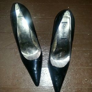 Size 9 black pumps