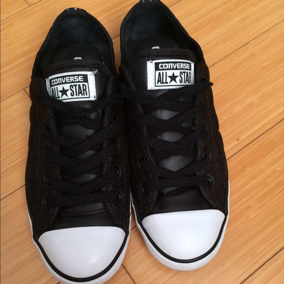 Black short converse