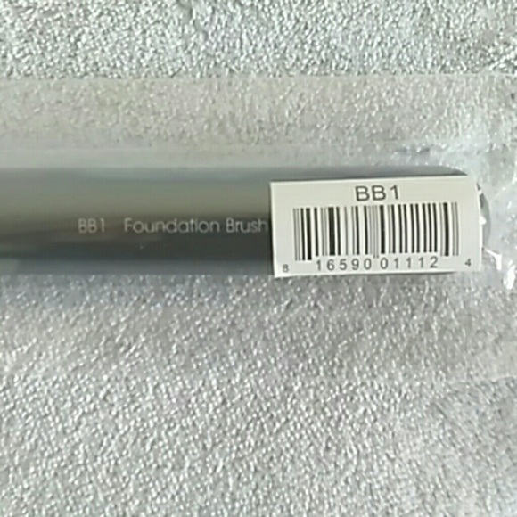 Bella Terra Cosmetics Mineral Foundation Brush - Picture 2 of 3