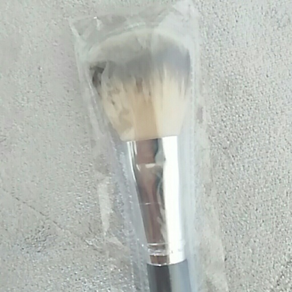 Bella Terra Cosmetics Mineral Foundation Brush - Picture 3 of 3