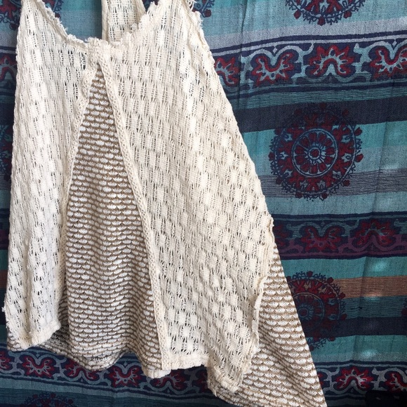 Hem and Thread Crochet Top - Picture 3 of 4