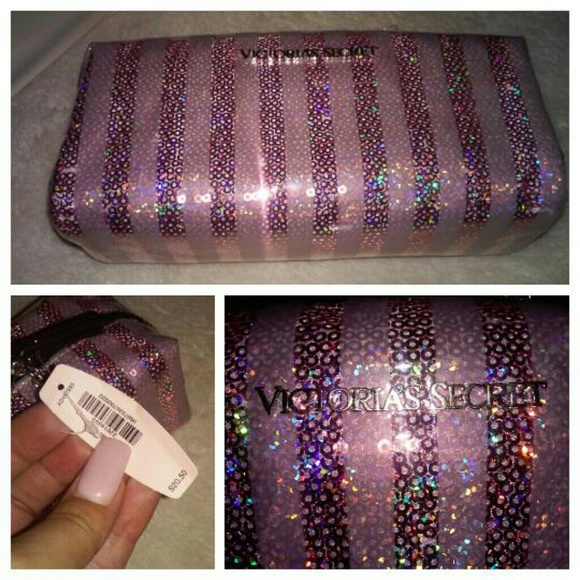 Victoria's Secret Accessories - NEW 🎄Victorias Secret make-up zip pouch $20.50