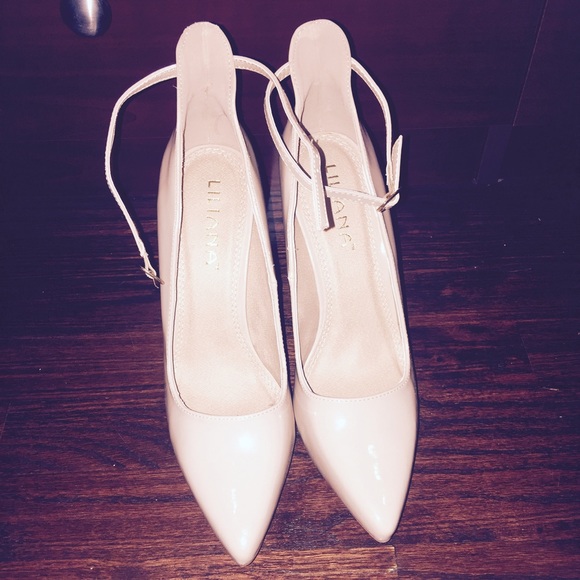 Nude pointed toe pumps