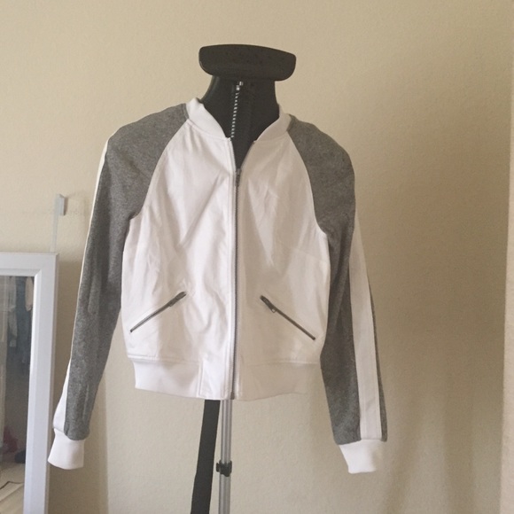 XS but fits Small and XS. Super Cool Jacket!