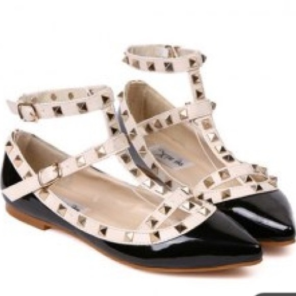 Nice black white pointy flats