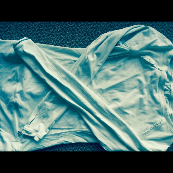 Lululemon cream run shirt