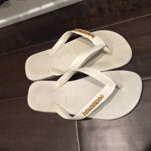 Havaianas with gold emblem in white