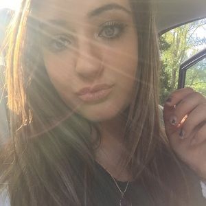 Meet your Posher, Emilee