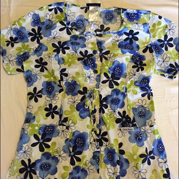 Cherokee scrub top