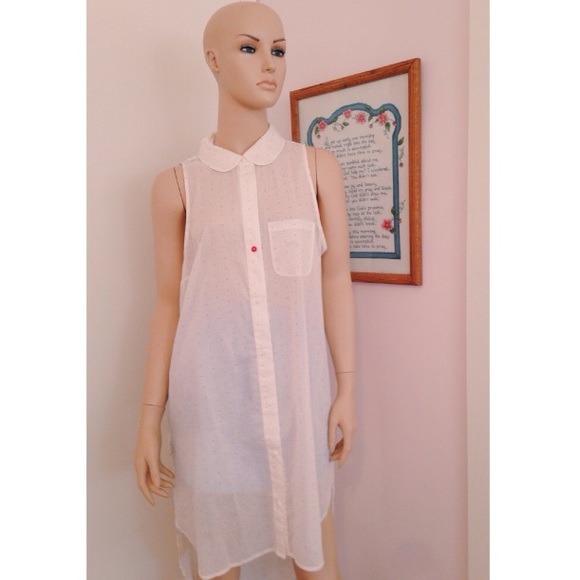 Alphabet Sleeveless Blouse - Picture 2 of 4