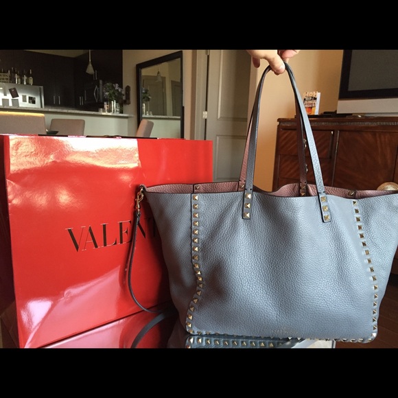 SOLD Medium Reversible Rockstud Valentino - Picture 1 of 4