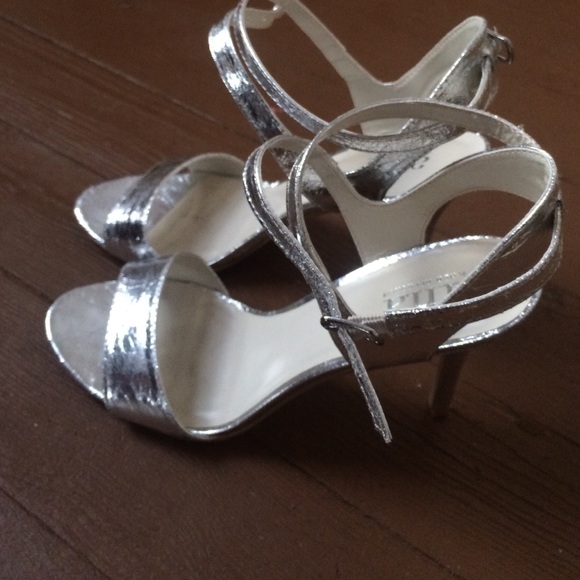 Silver heels - Picture 2 of 4