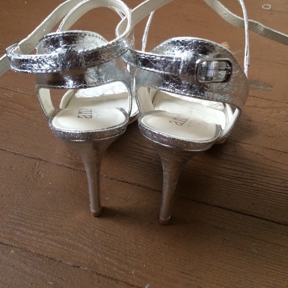 Silver heels - Picture 3 of 4