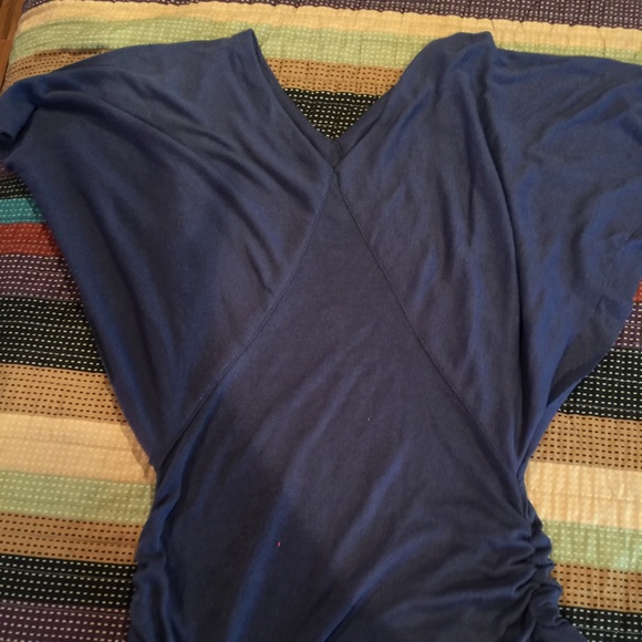 Wide winged top