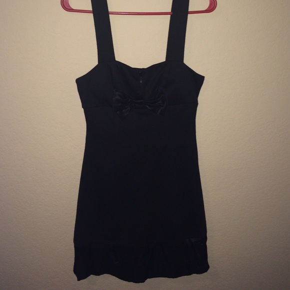 Black mini formal dress bow in center