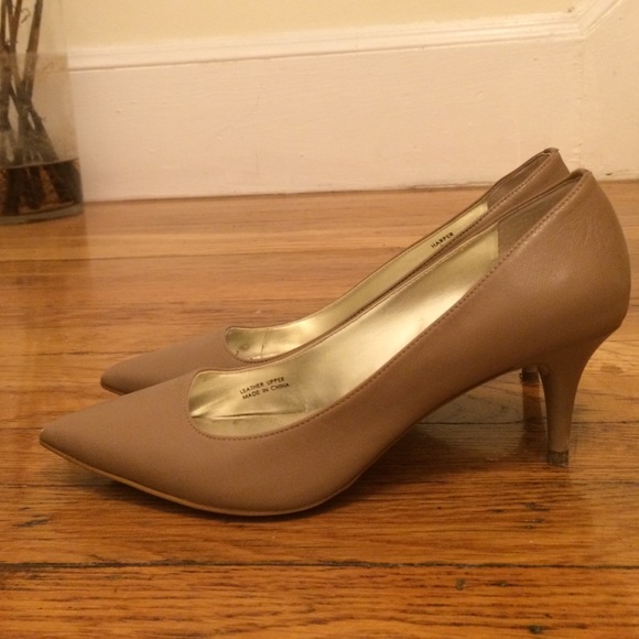 2 inch heel Tahari heel - Picture 2 of 3