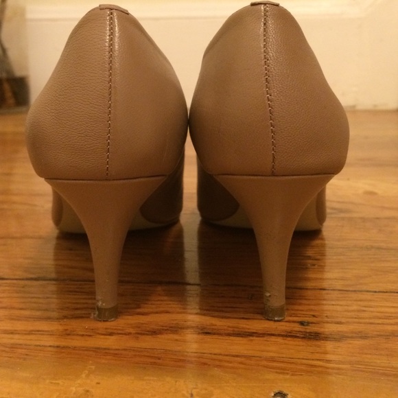 2 inch heel Tahari heel - Picture 3 of 3