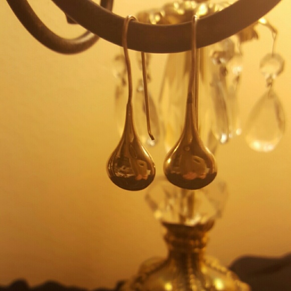 Boutique Jewelry - Silver Tear Drop Earrings