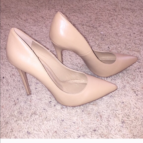 Nude pumps