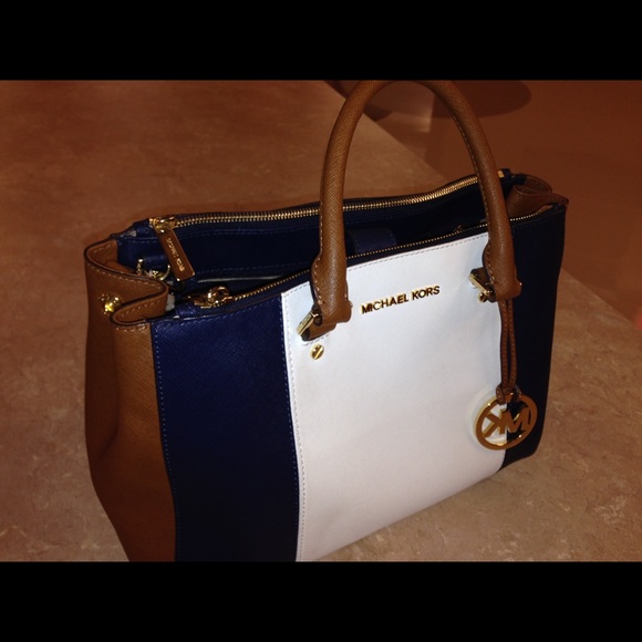 Michael Kors hand bag - Picture 2 of 4