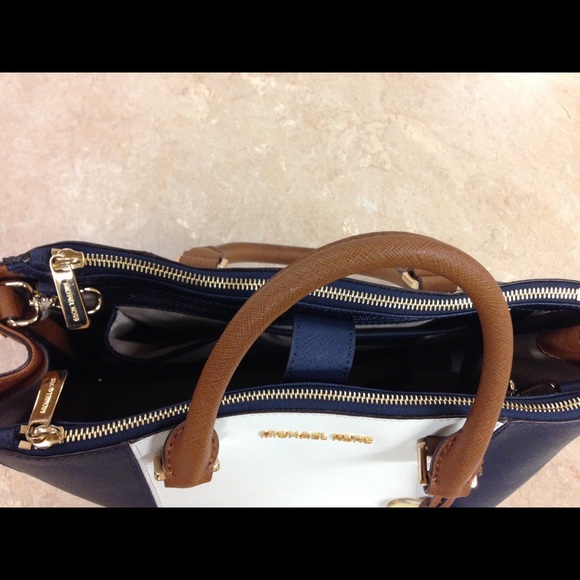Michael Kors hand bag - Picture 3 of 4