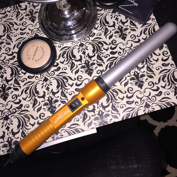 Bed head clipless curling wand.