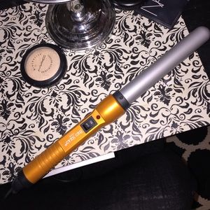 Bed head clipless curling wand.