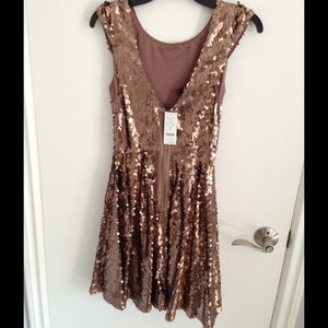 Robe Bebe Taille 6 - Coupe Fit & Flare Matelassée Avec Décolleté Découpé - Rose - Neuf Avec étiquettes (NWT)